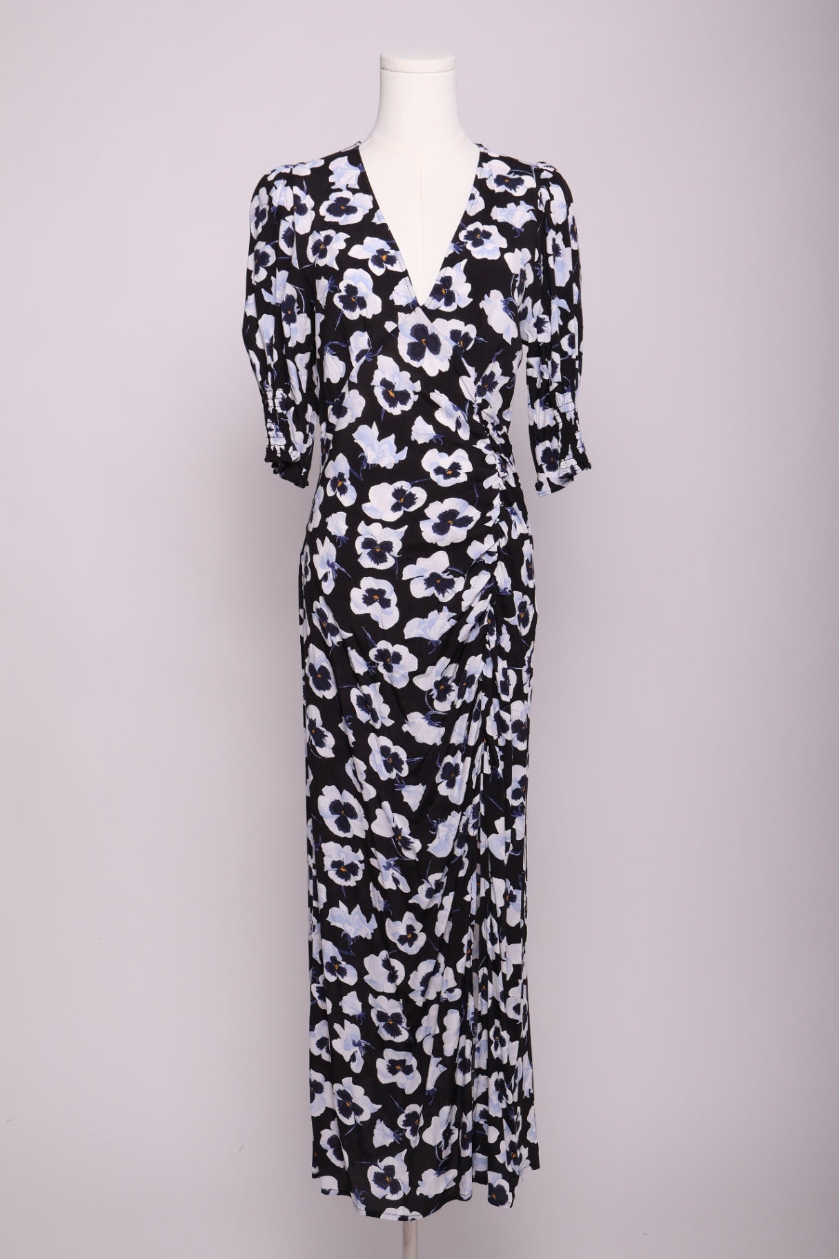 Robe longue froncée avec fente avant