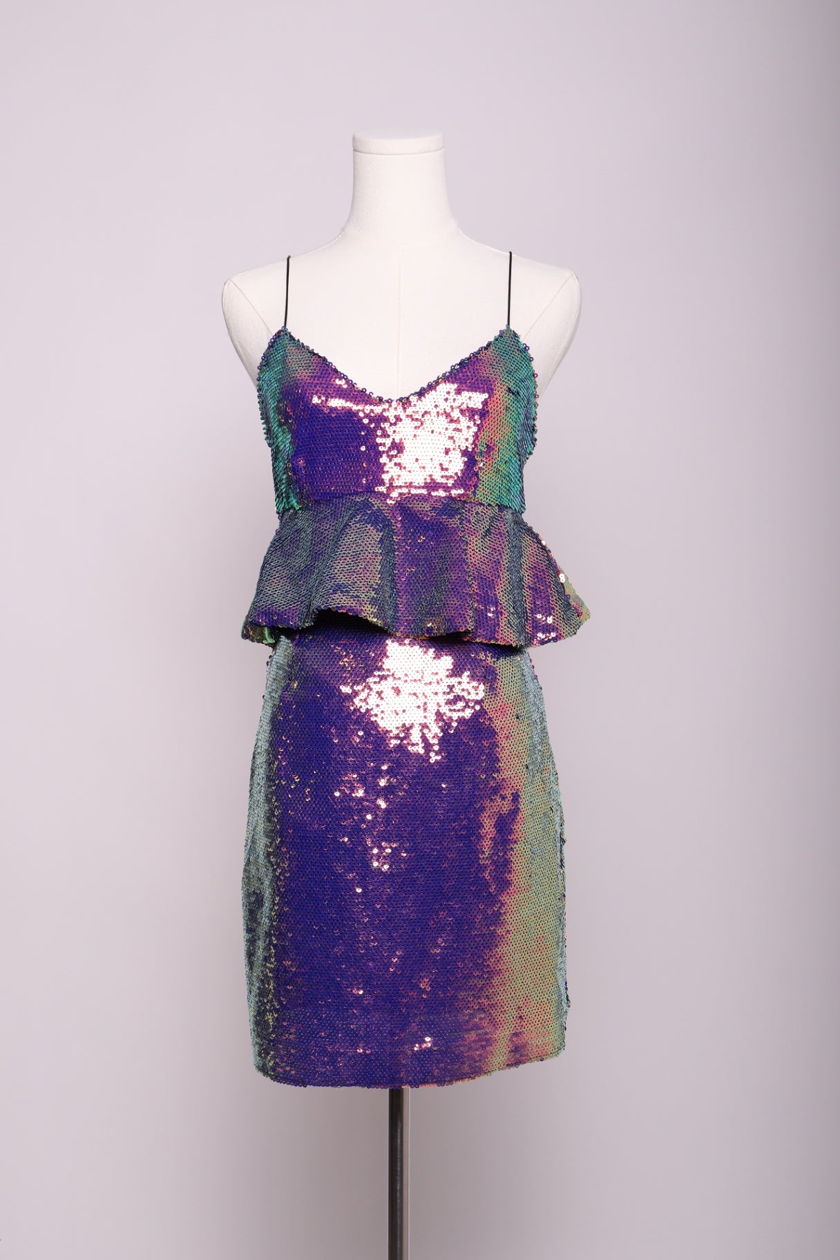 Robe courte à volant et paillettes