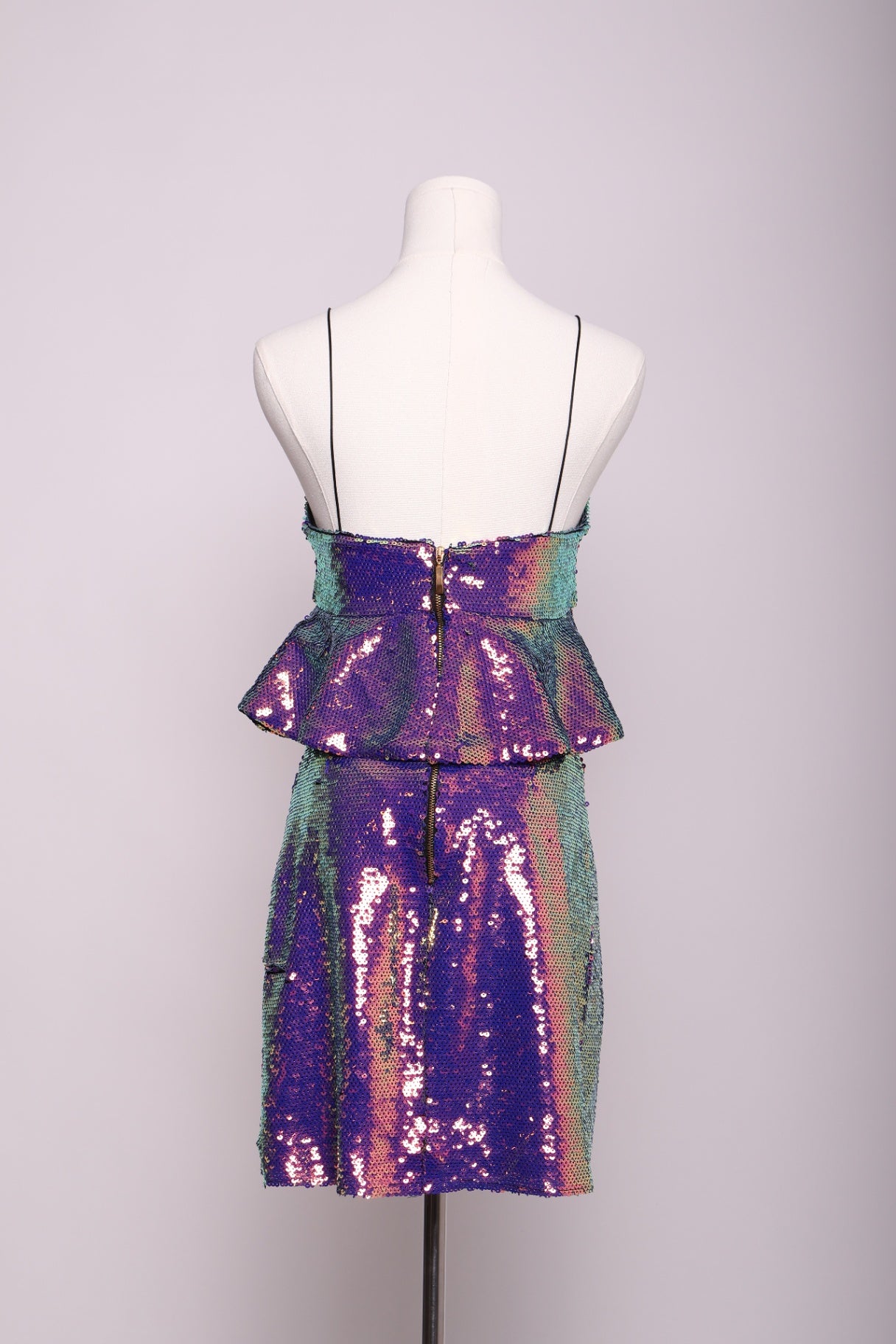Robe courte à volant et paillettes