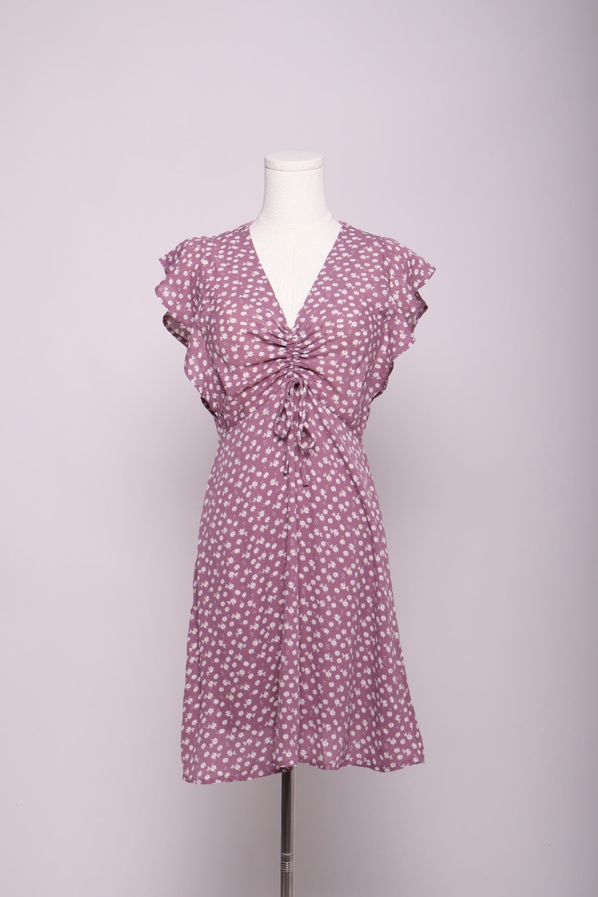 Robe courte fleurie à fronces et volants