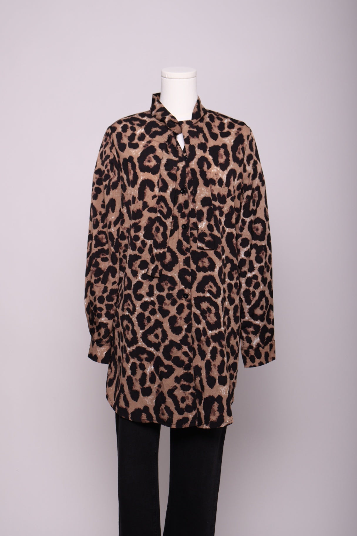 Chemise longue avec boucle au col