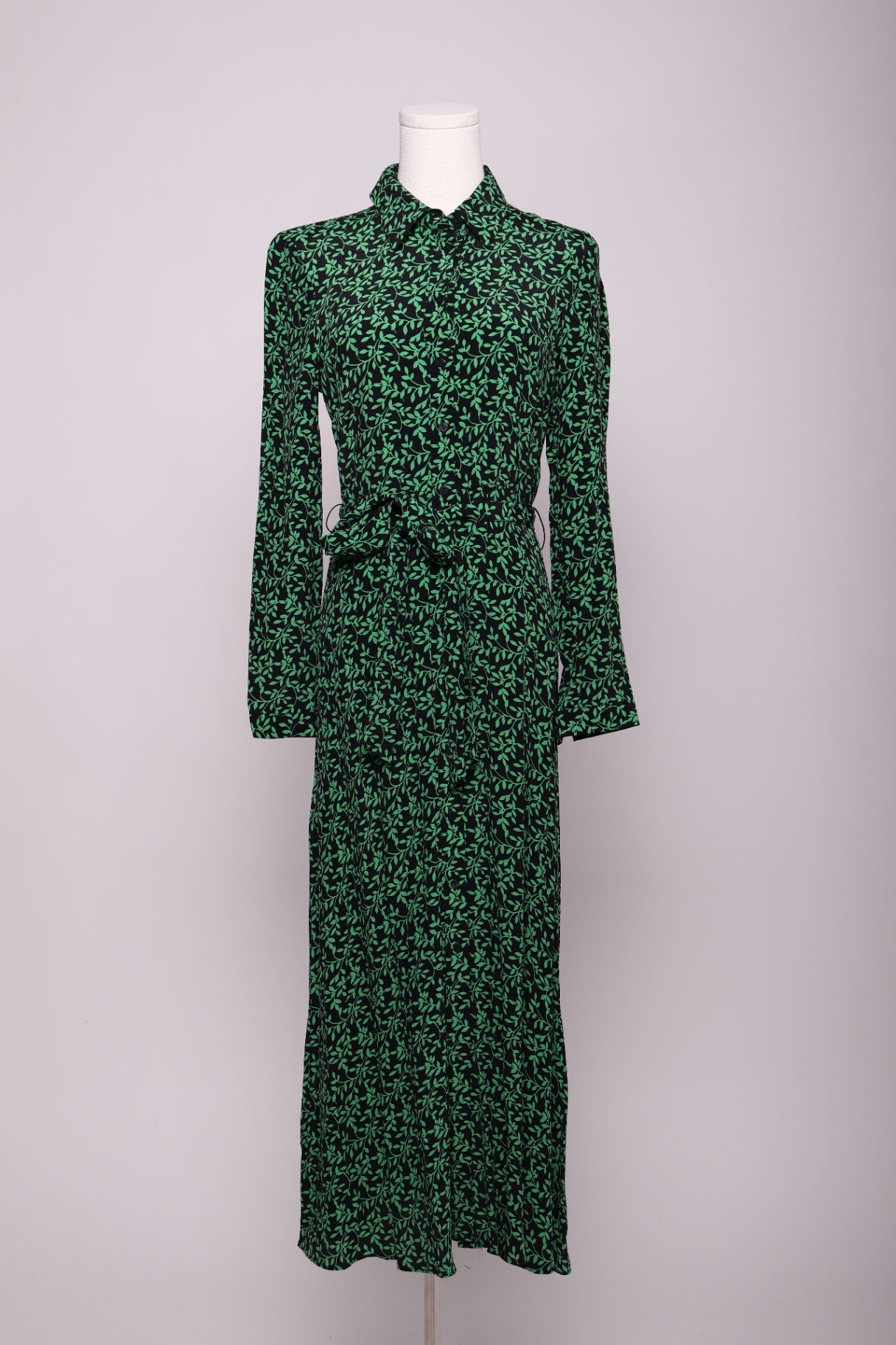 Robe longue fleurie avec ceinture nouée