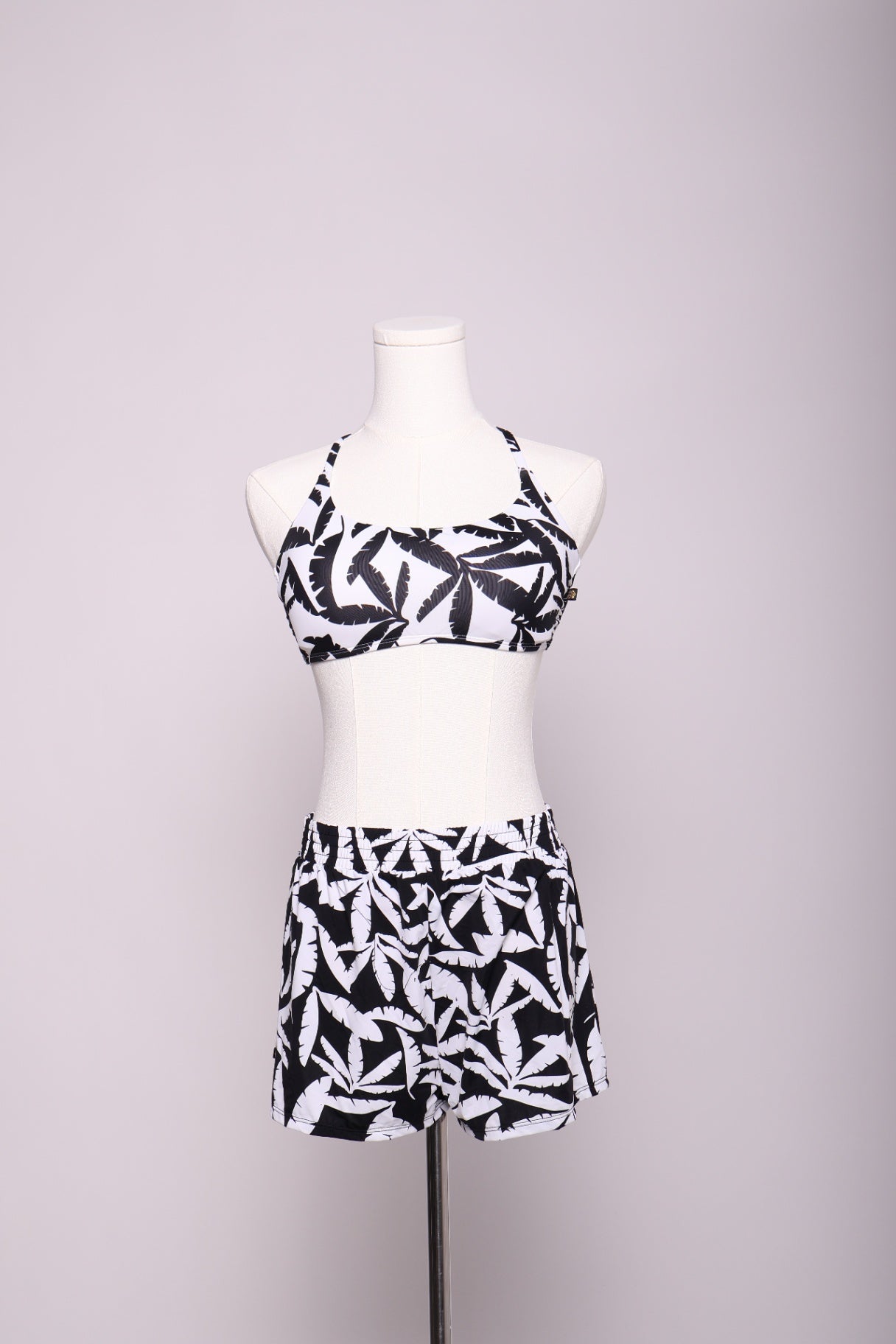 Bikini haut à bretelle croisé et short de plage
