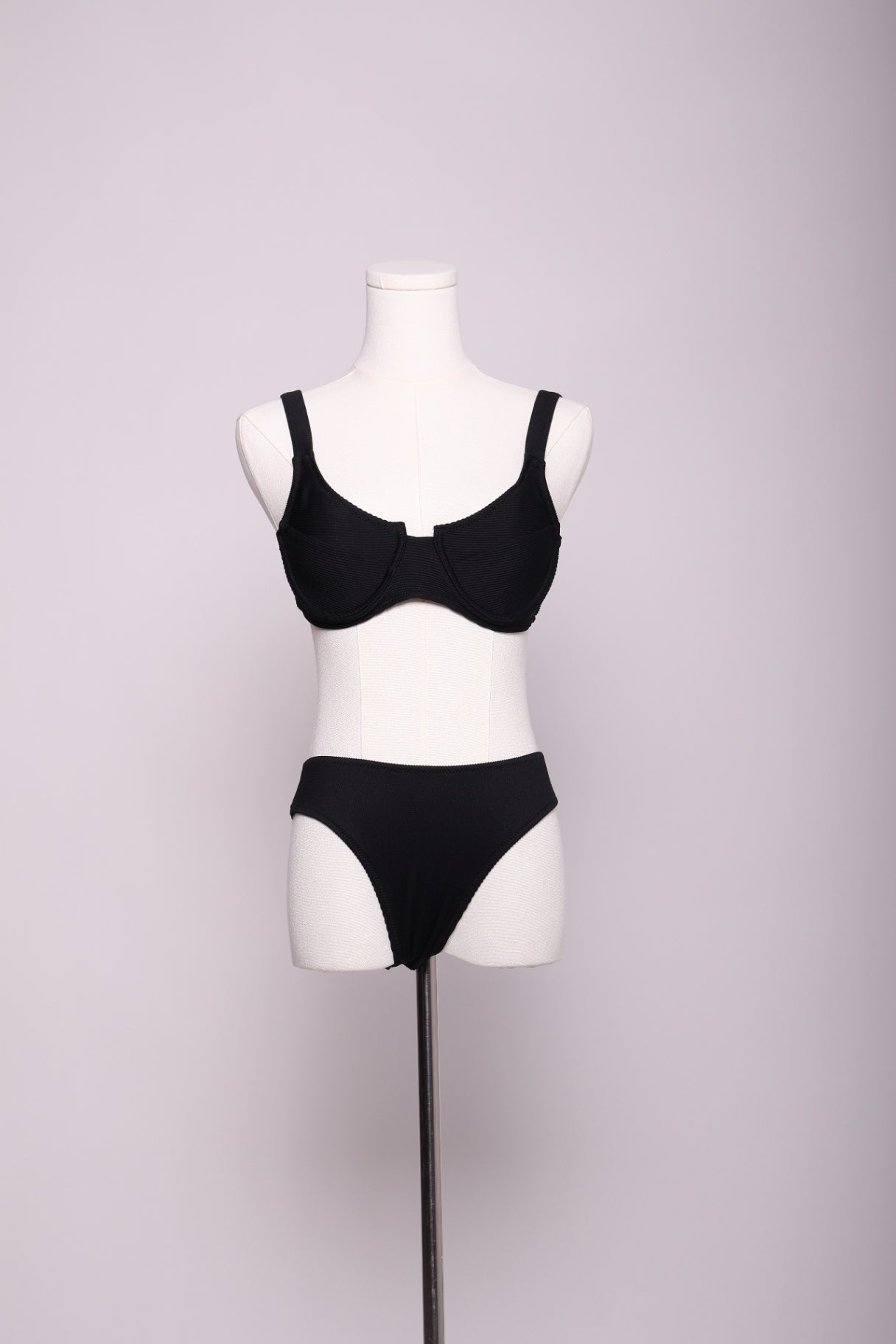 Bikini haut à armatures et bas échancré