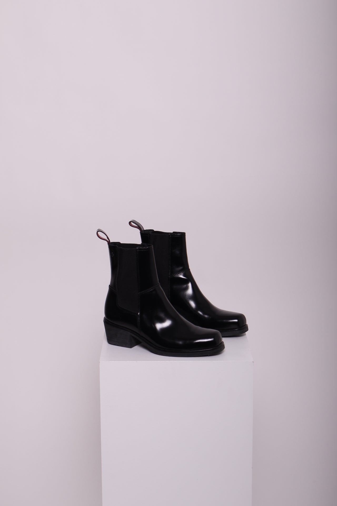 Bottes en cuir brillant à talon carré