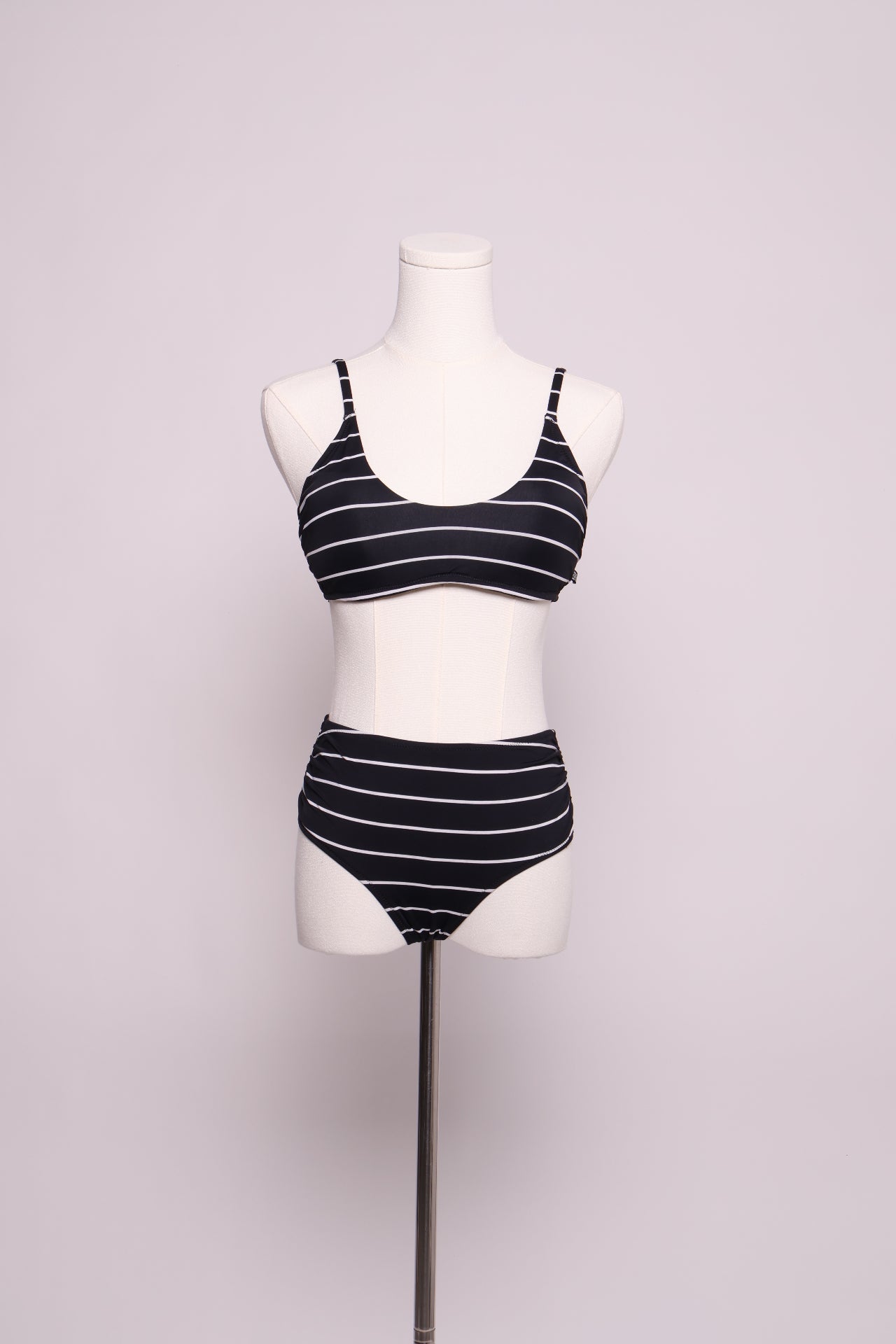 Bikini ligné et son bas mi-couvrant
