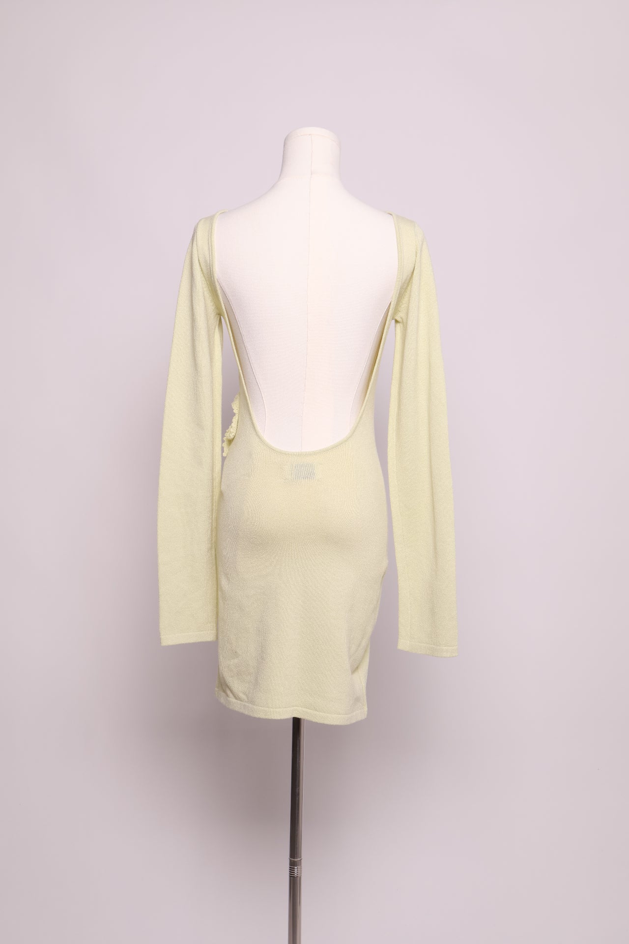 Robe moulante avec détail floral et dos plongeant