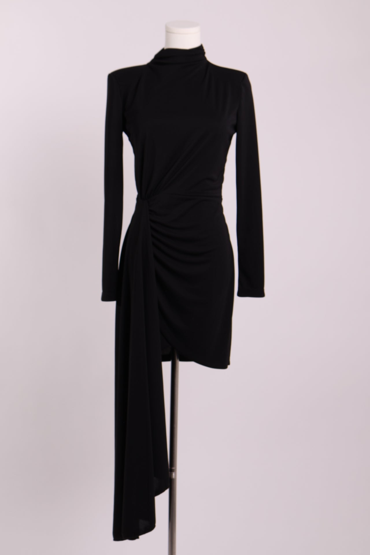 Robe courte col montant avec détail froncé