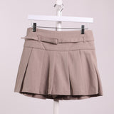 Jupe mini plissé à fines rayures avec ceinture et short intégré