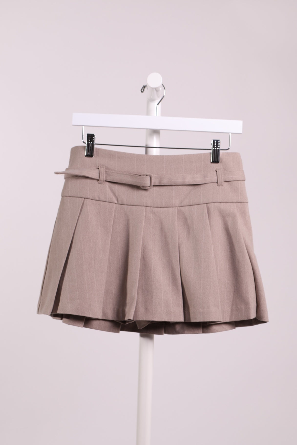 Jupe mini plissé à fines rayures avec ceinture et short intégré