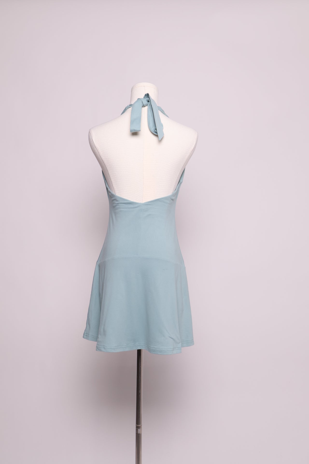 Robe licou moulante à fronces sur le devant.