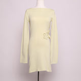 Robe moulante avec détail floral et dos plongeant