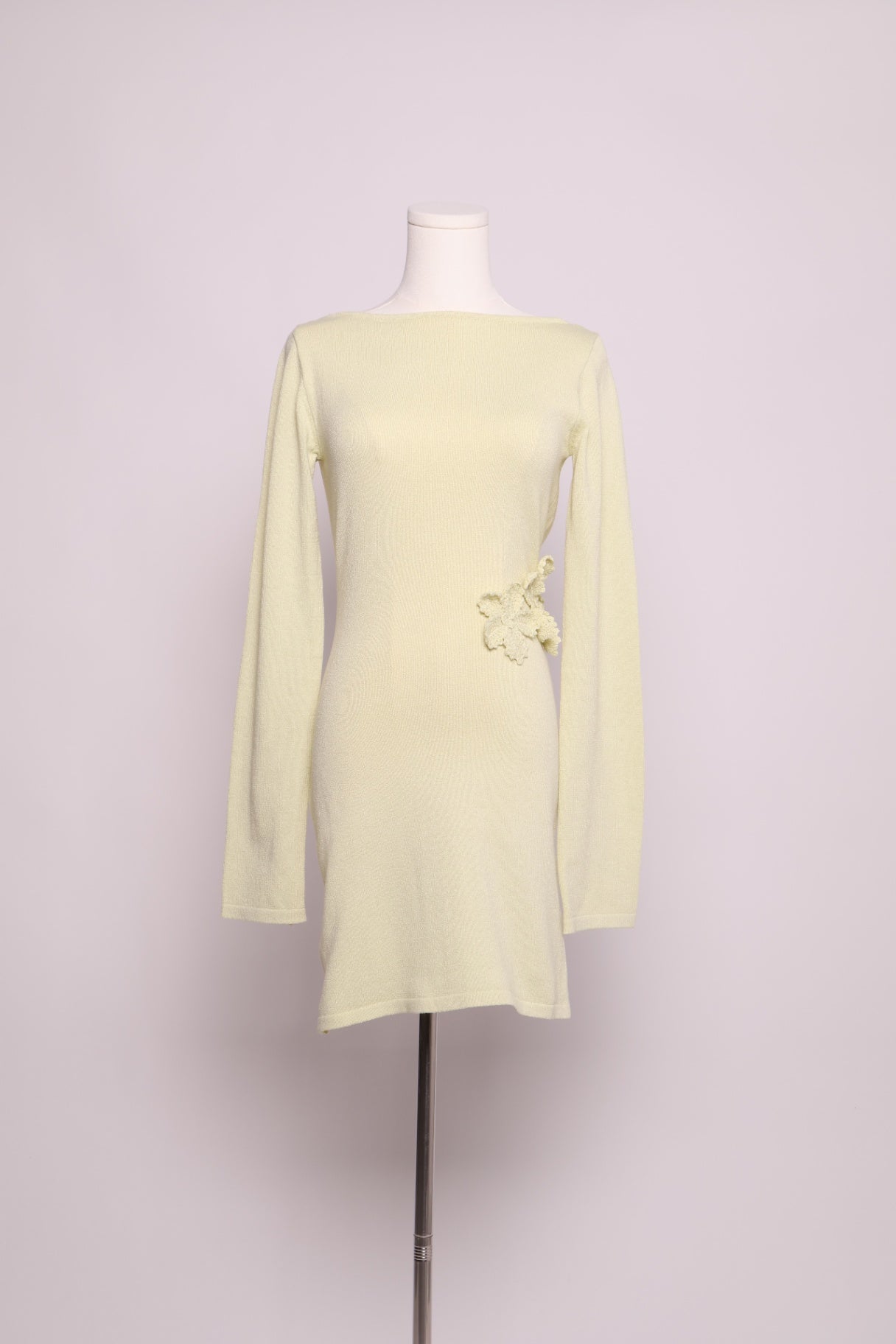 Robe moulante avec détail floral et dos plongeant
