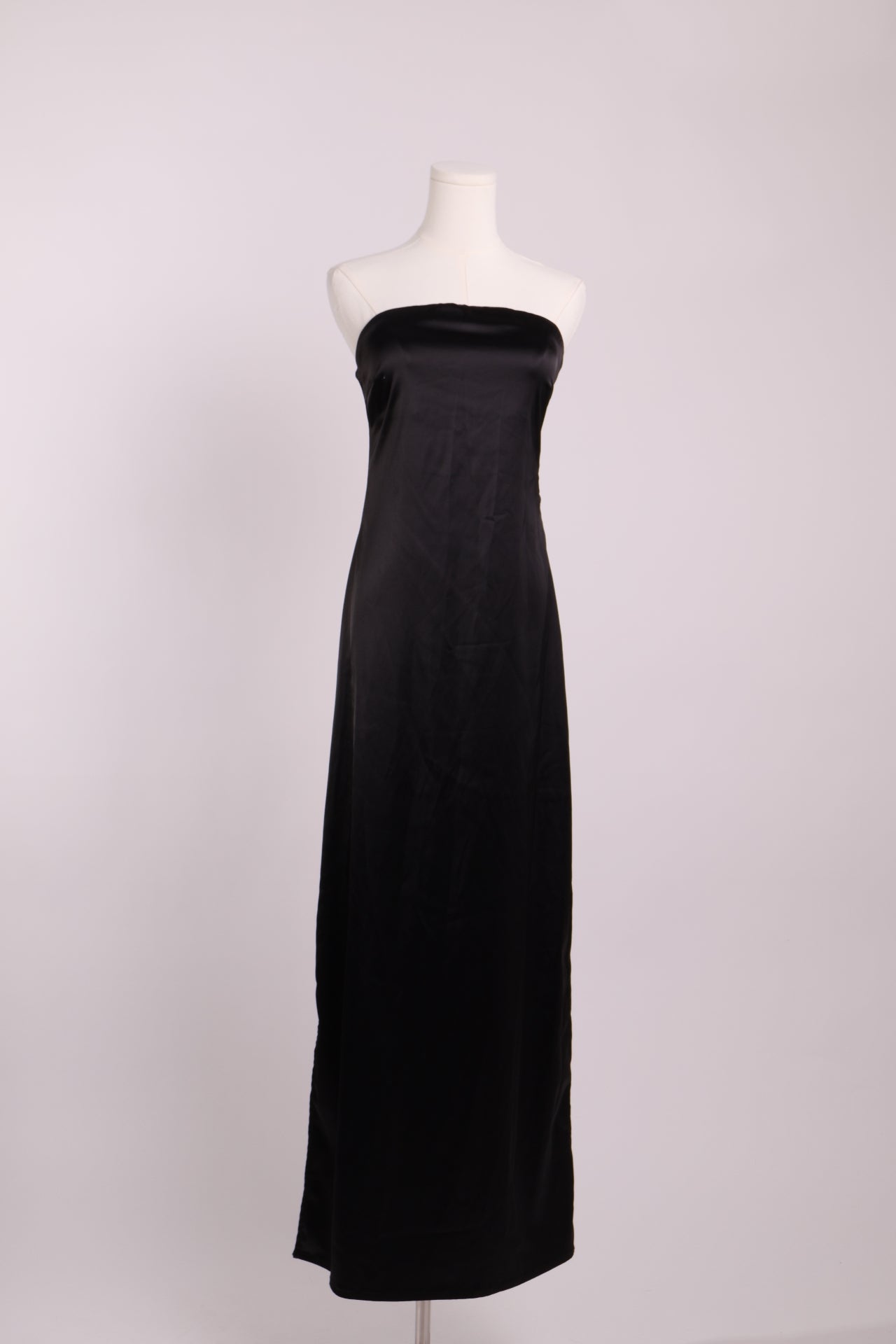 Robe longue sans manches en satin à fente latérale droite