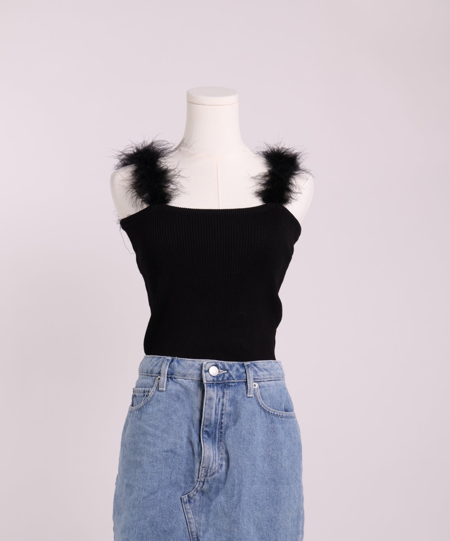 Camisole côtelée bretelles plumes