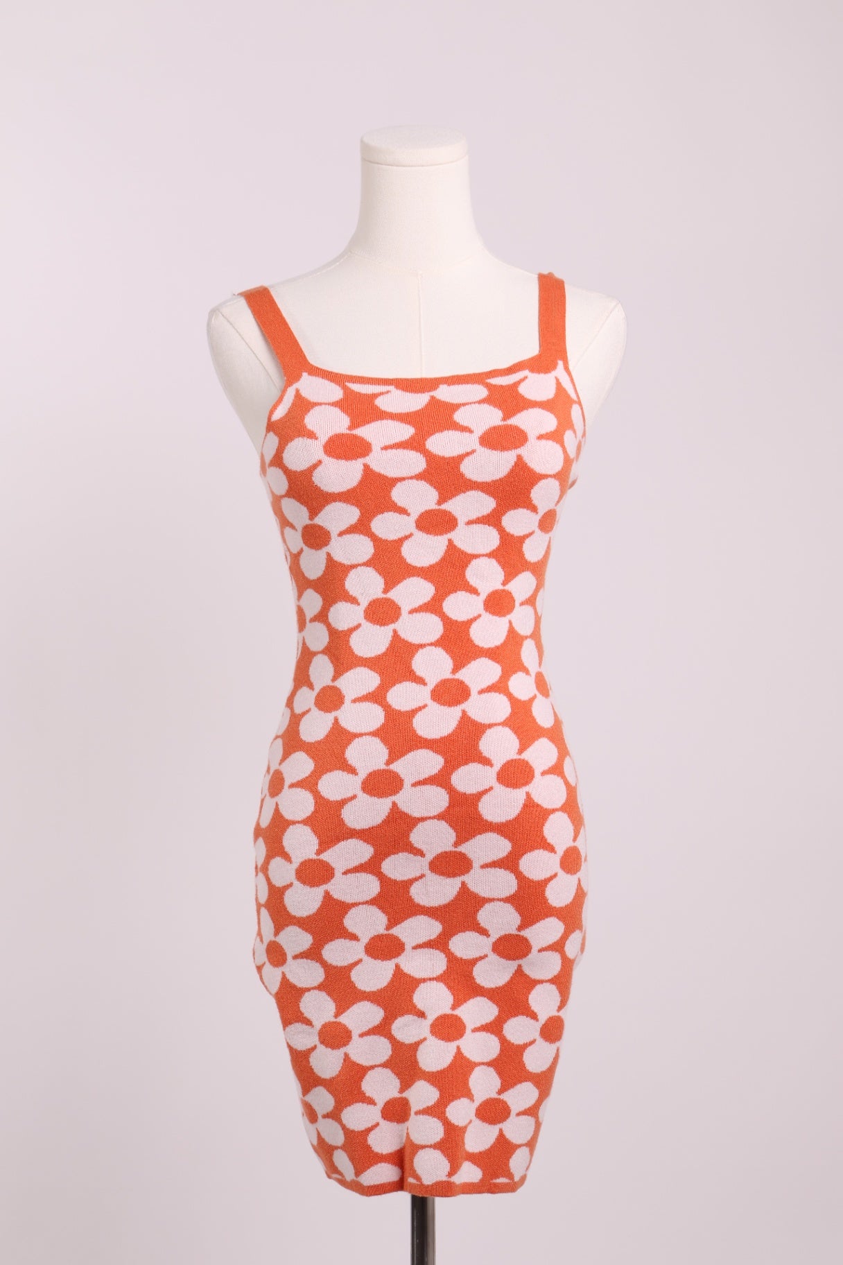 Robe moulante à fleurs blanches