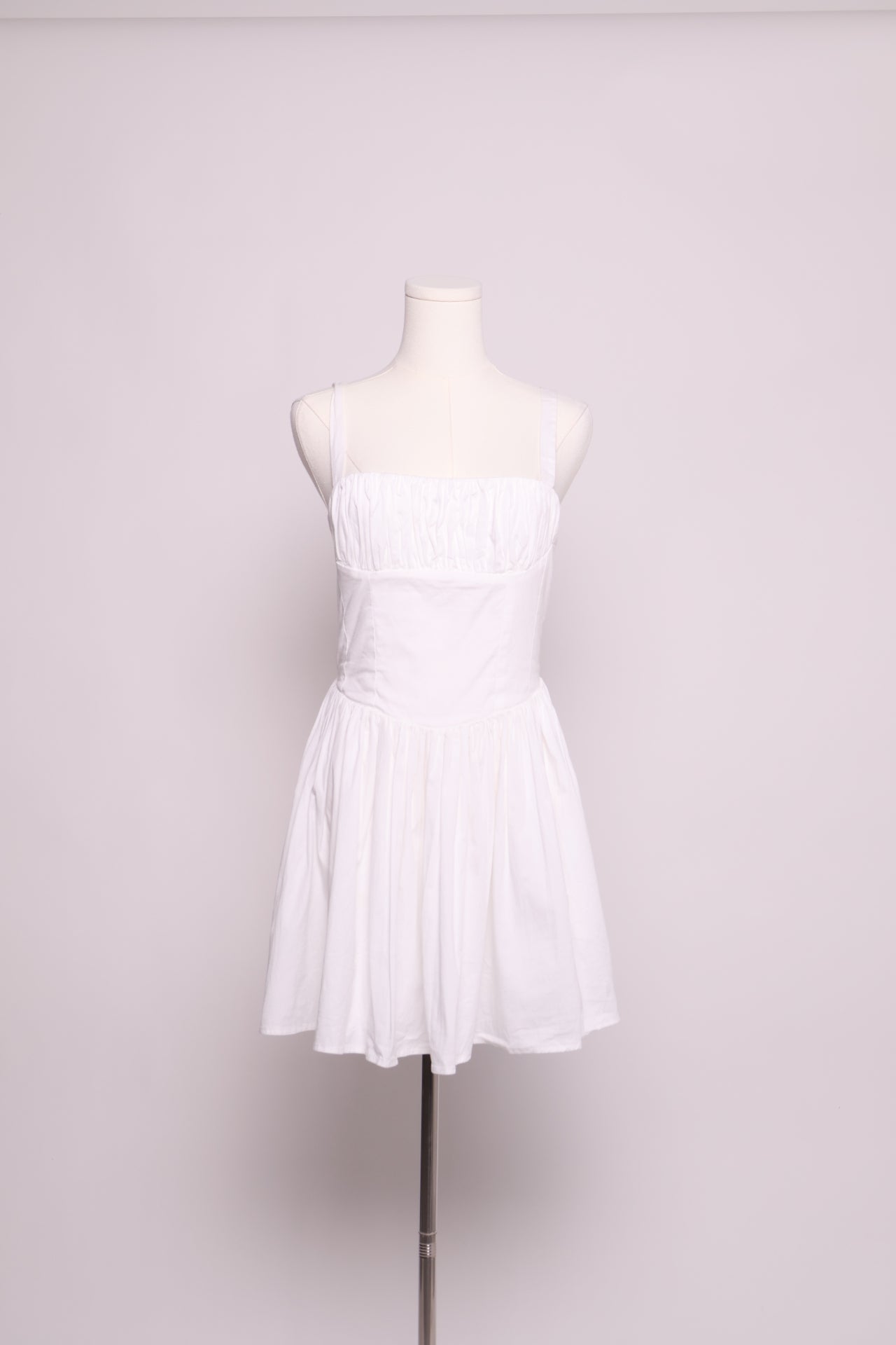 Robe froncée à bretelles