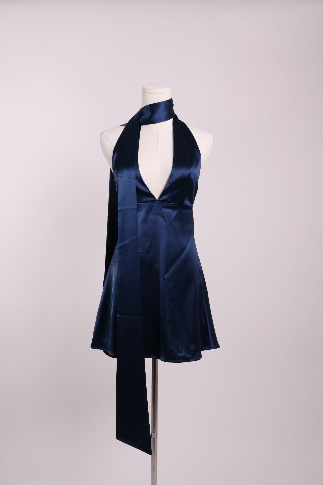 Robe mini licou en satin avec foulard