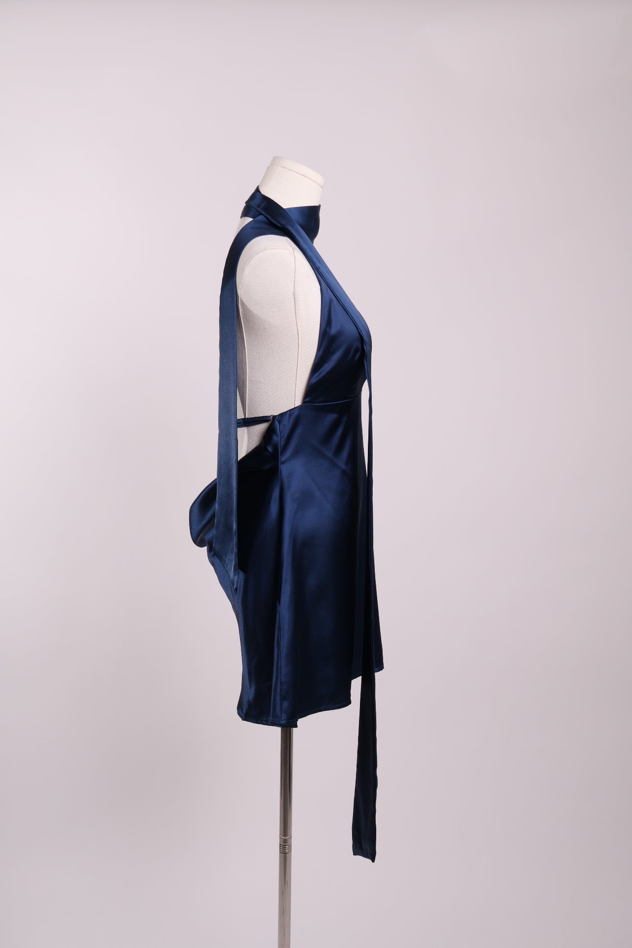 Robe mini licou en satin avec foulard