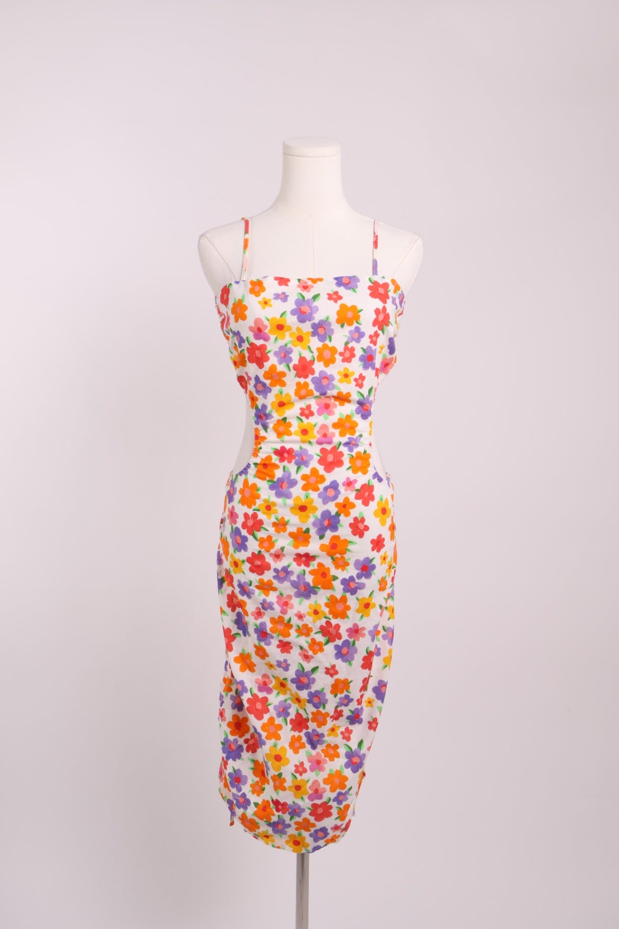 Robe fleurie avec ouvertures latérales