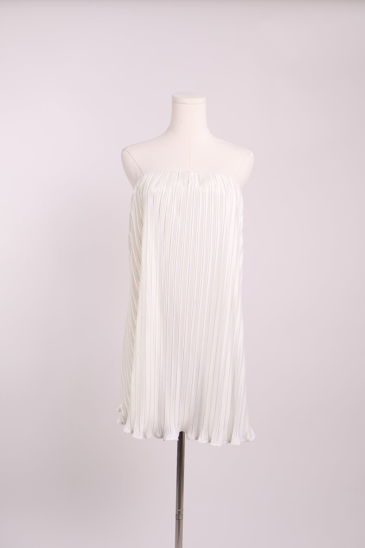 Robe courte plissée sans manches