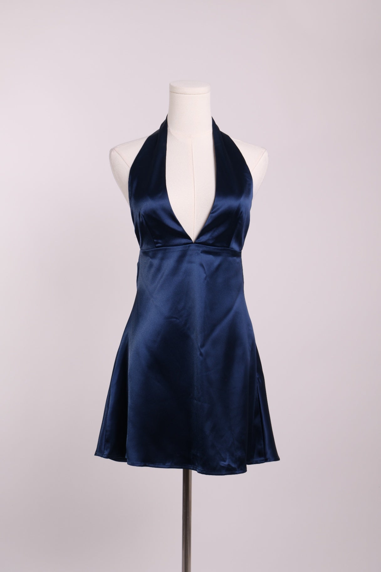Robe mini licou en satin avec foulard