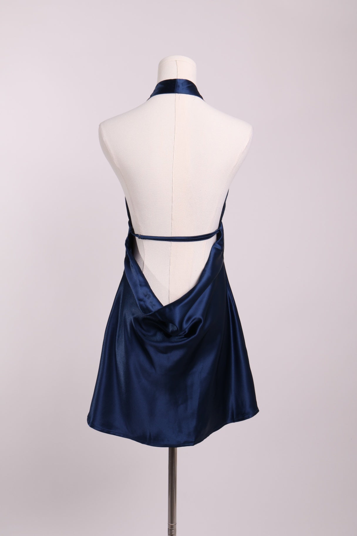 Robe mini licou en satin avec foulard
