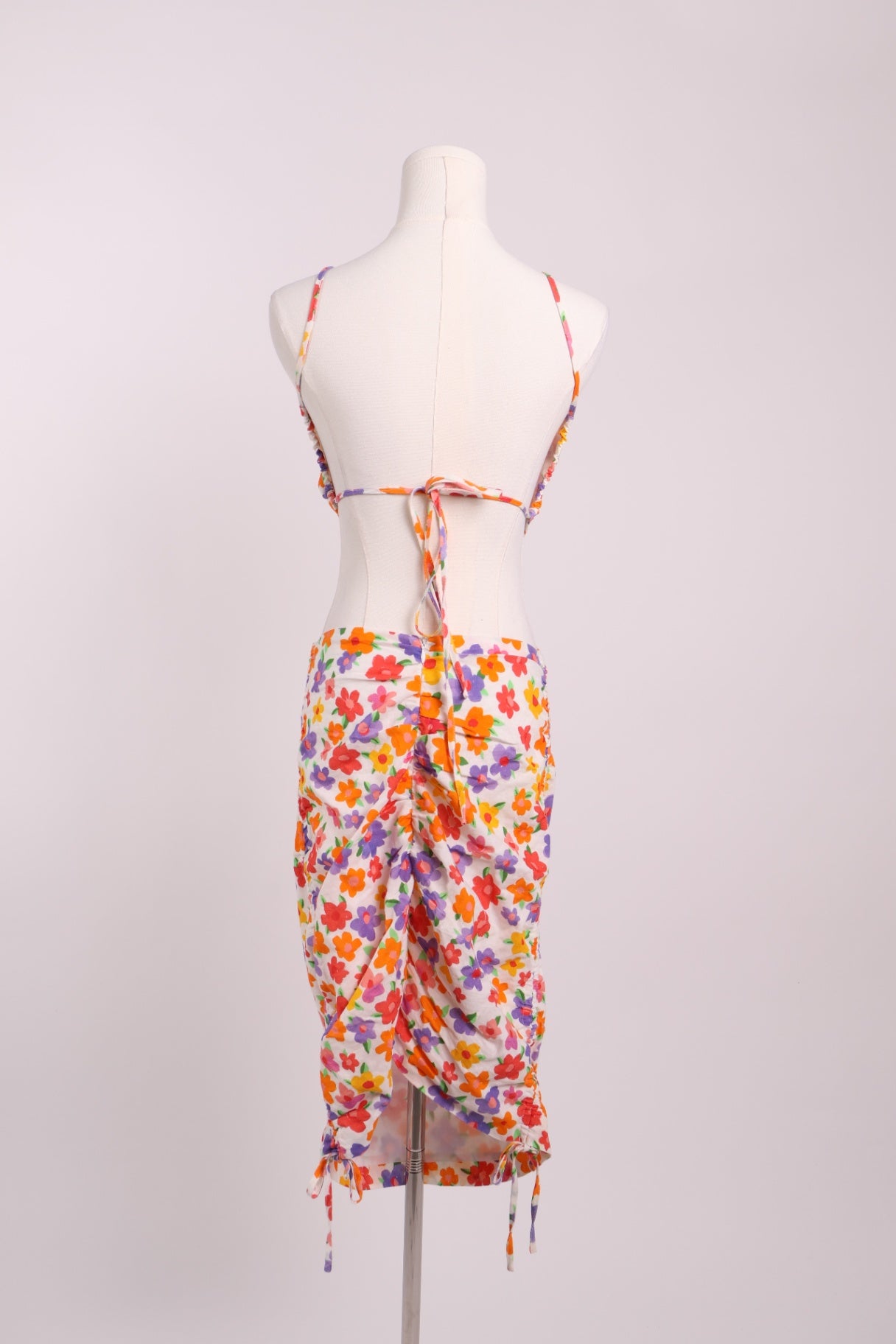 Robe fleurie avec ouvertures latérales