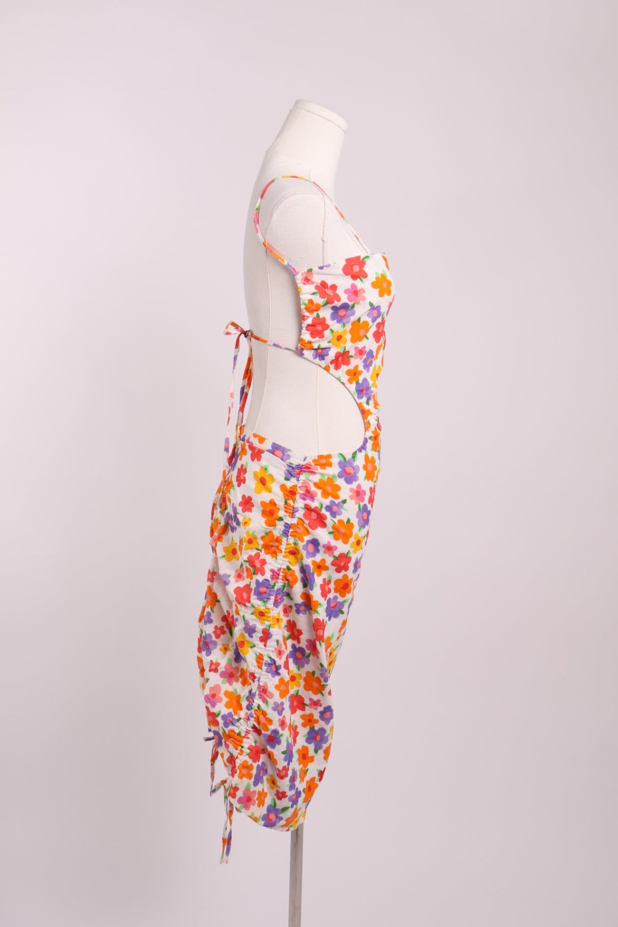 Robe fleurie avec ouvertures latérales