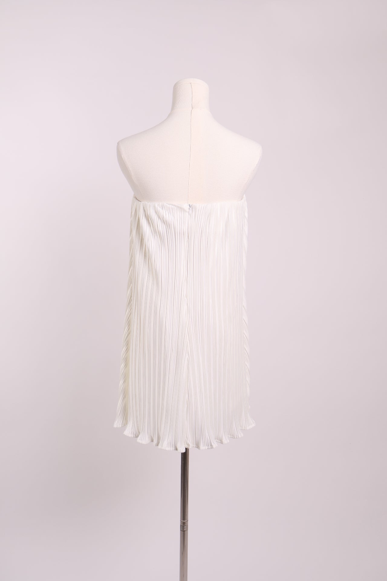 Robe courte plissée sans manches
