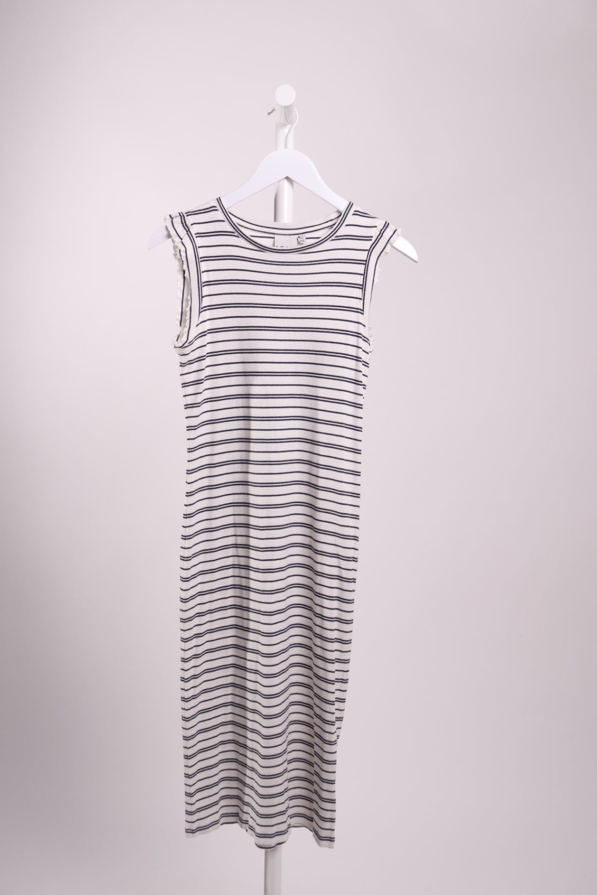 Robe rayée sans manches à bordures froncées
