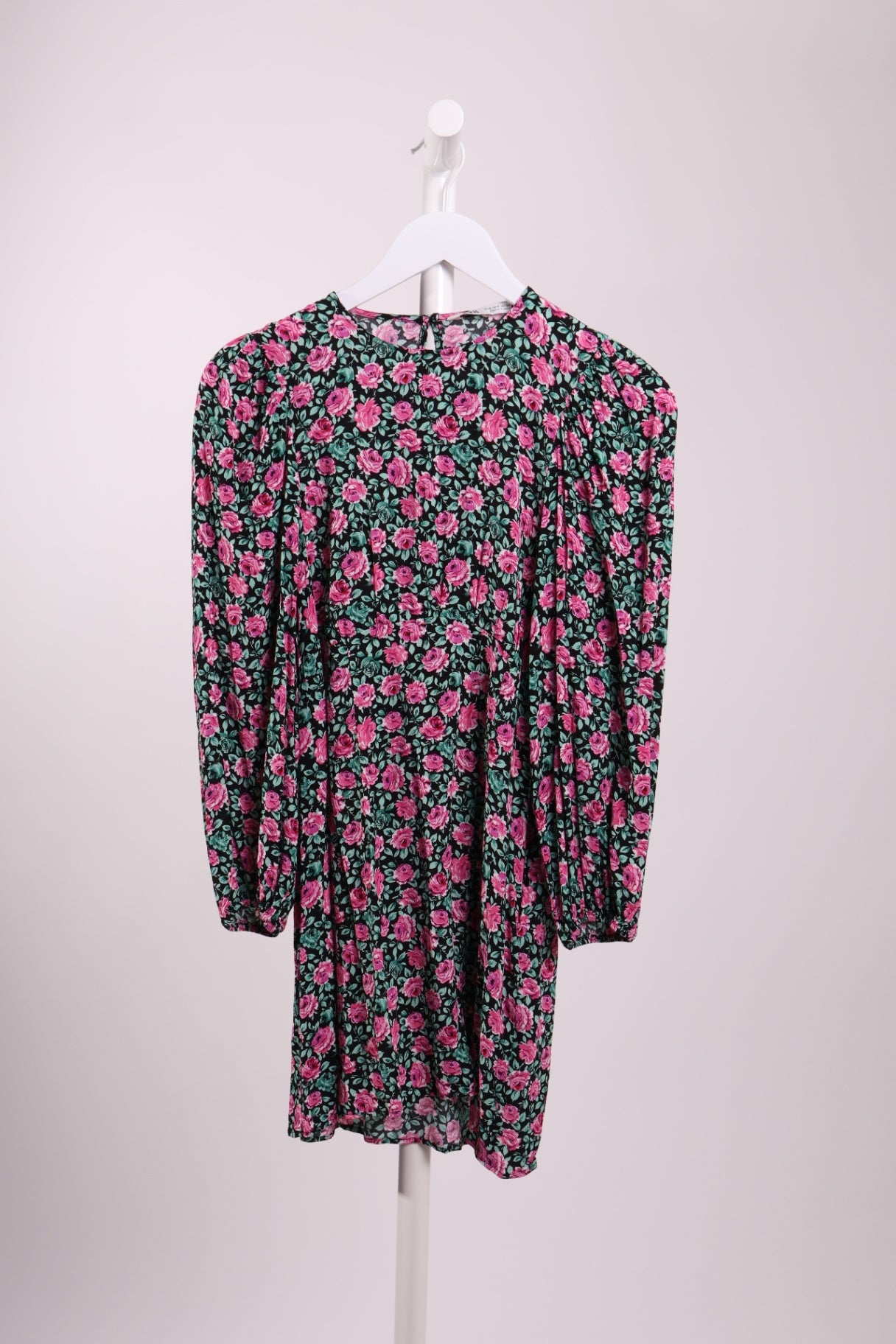 Robe fleurie à manches bouffantes