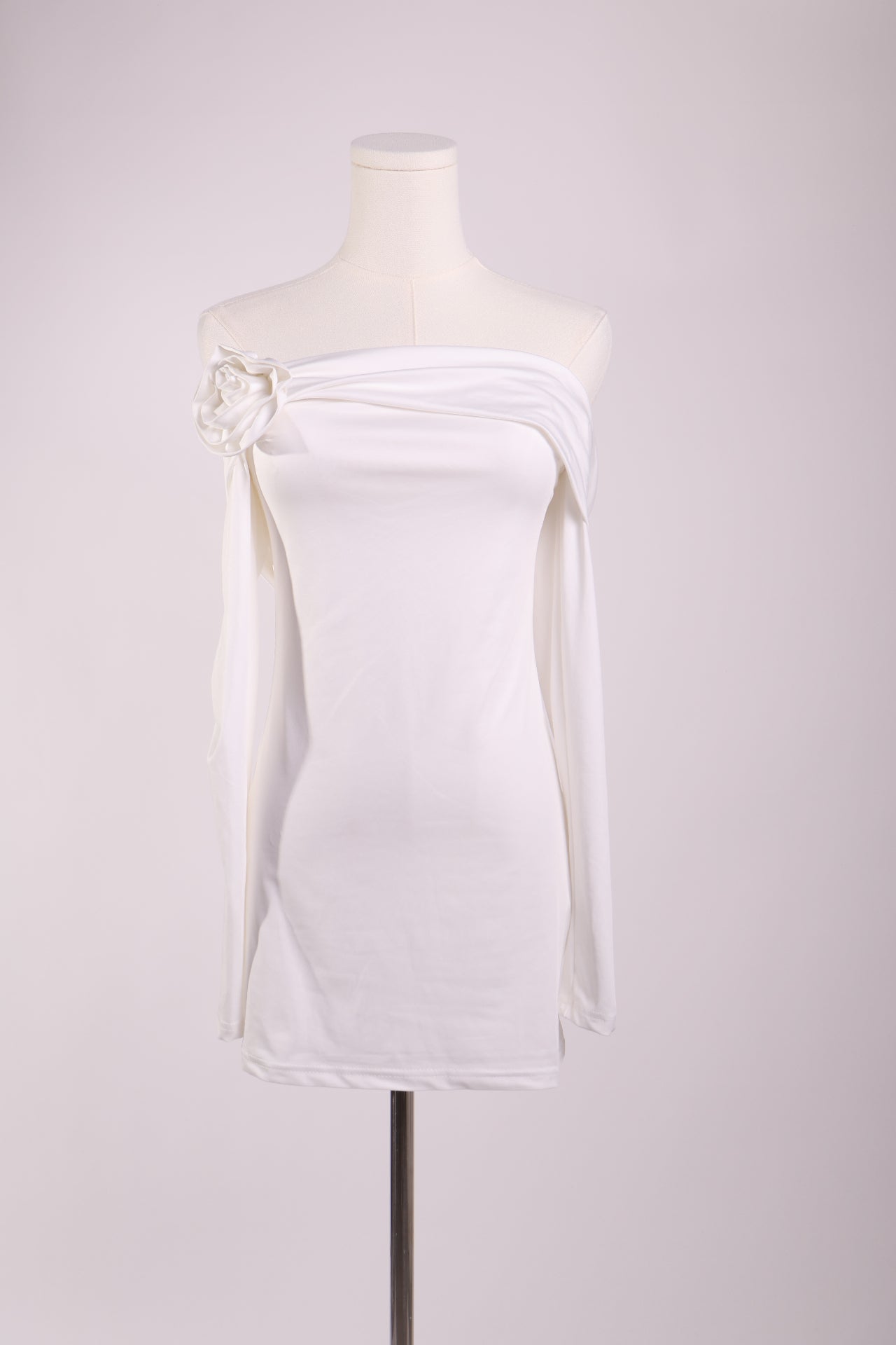Robe moulante à épaules dénudées