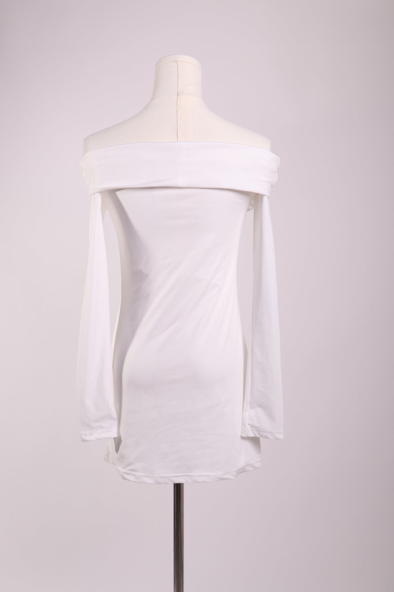 Robe moulante à épaules dénudées