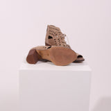 Bottines à talons en daim perforées lacées