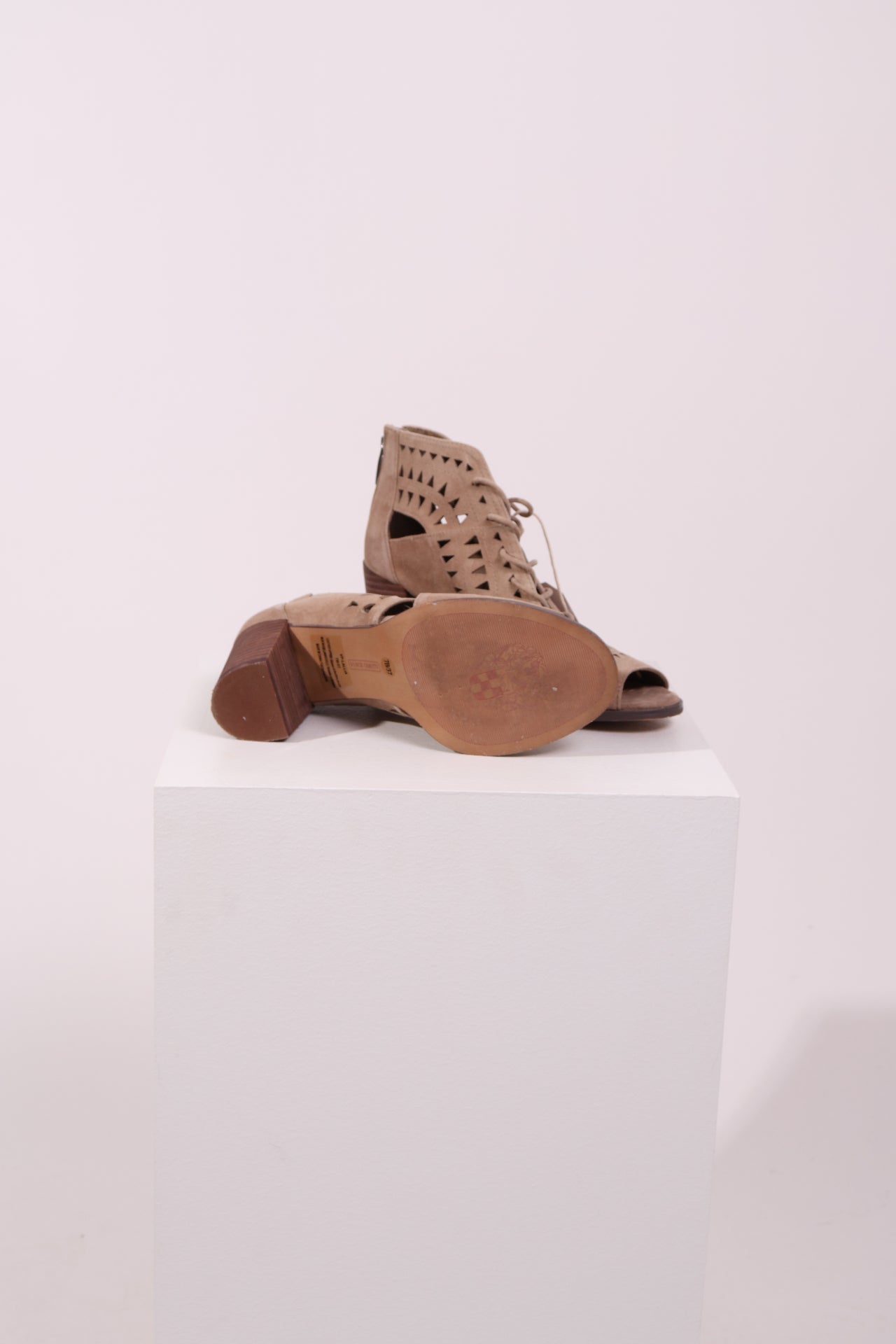 Bottines à talons en daim perforées lacées