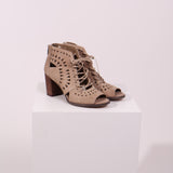 Bottines à talons en daim perforées lacées