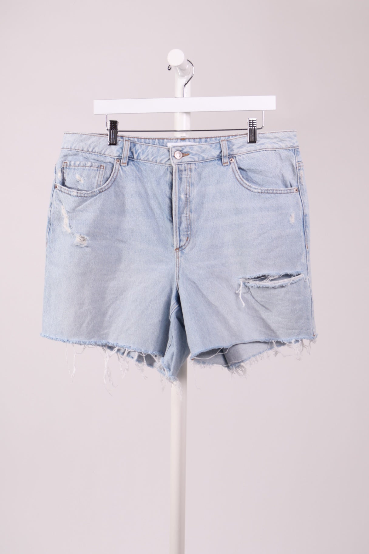 Short en denim effiloché