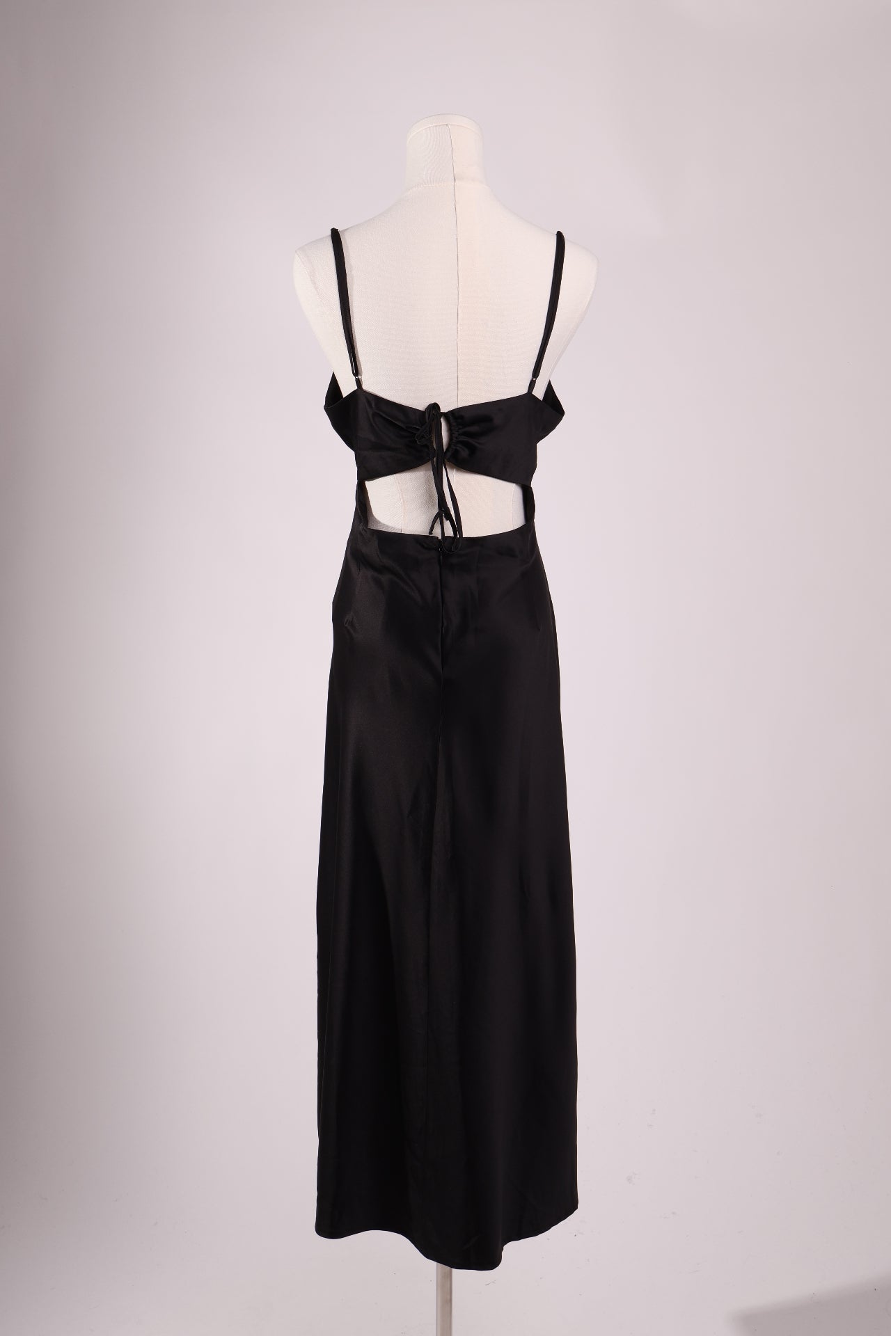 Robe satinée à bretelles ajustables