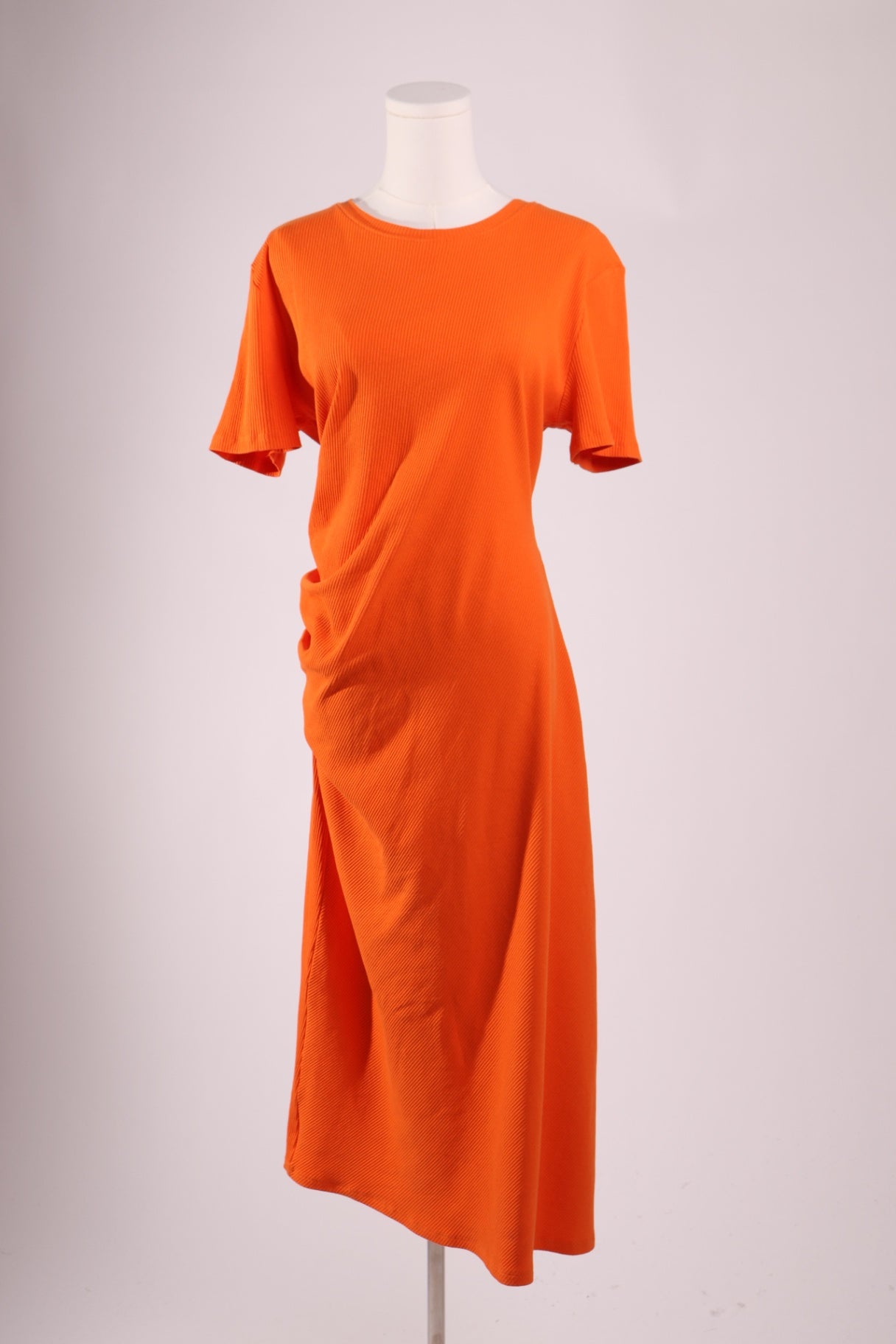 Robe côtelée froncée à droite