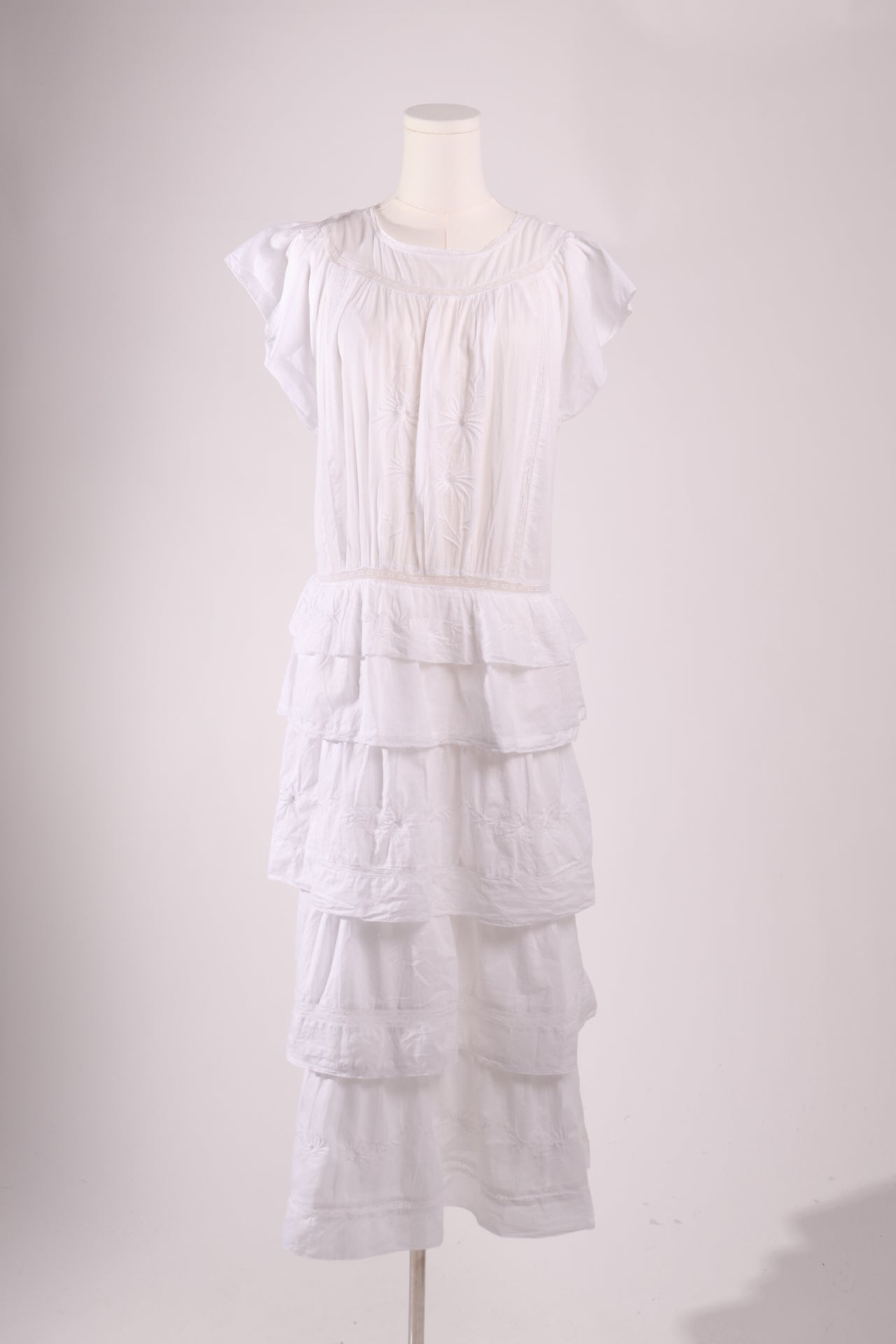 Robe étagée brodée