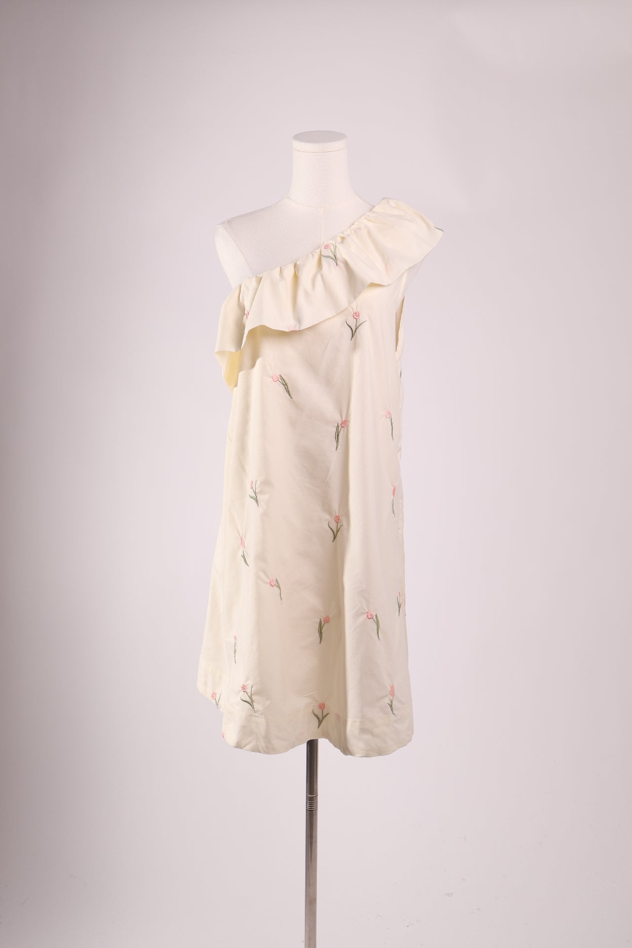 Robe asymétrique à volant et broderies de tulipes