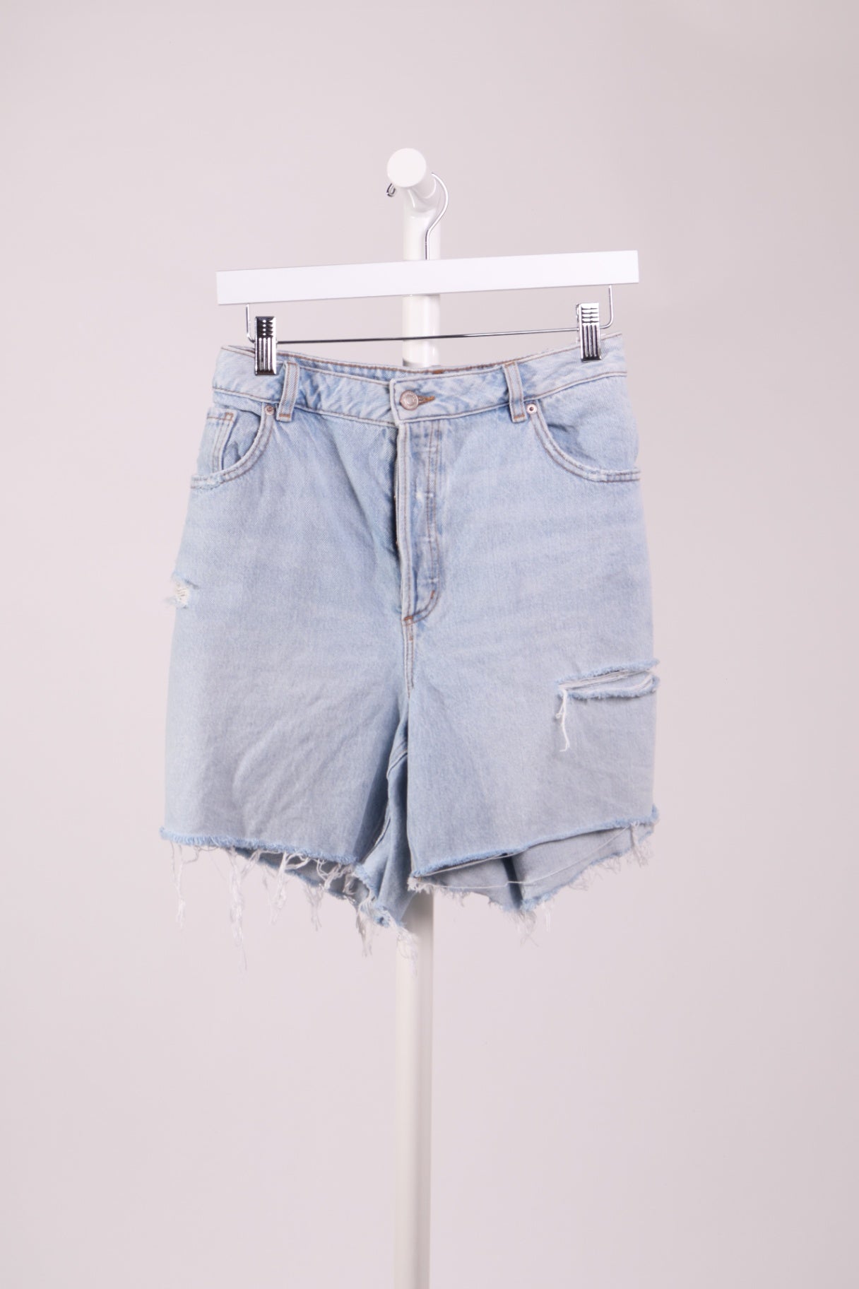 Short en denim effiloché