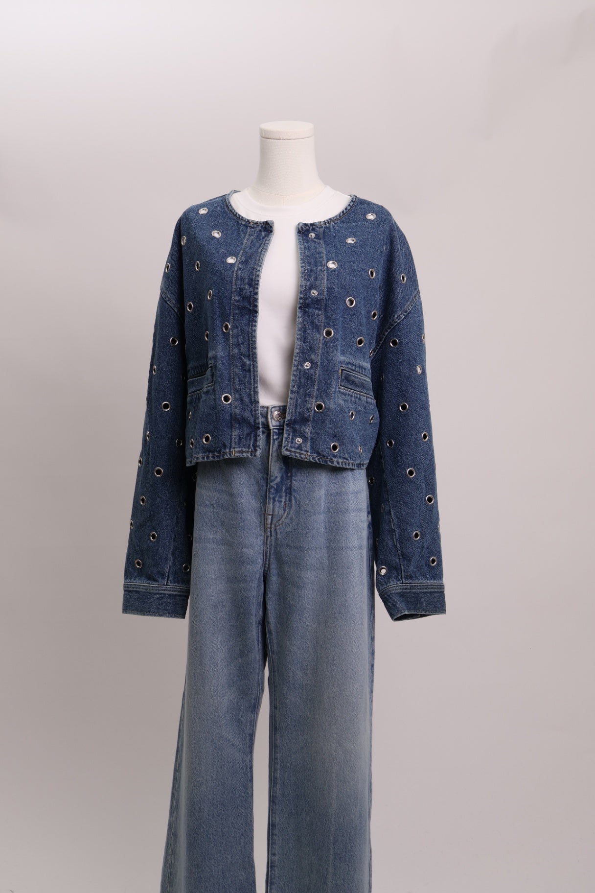 Veste en denim à oeillets métalliques