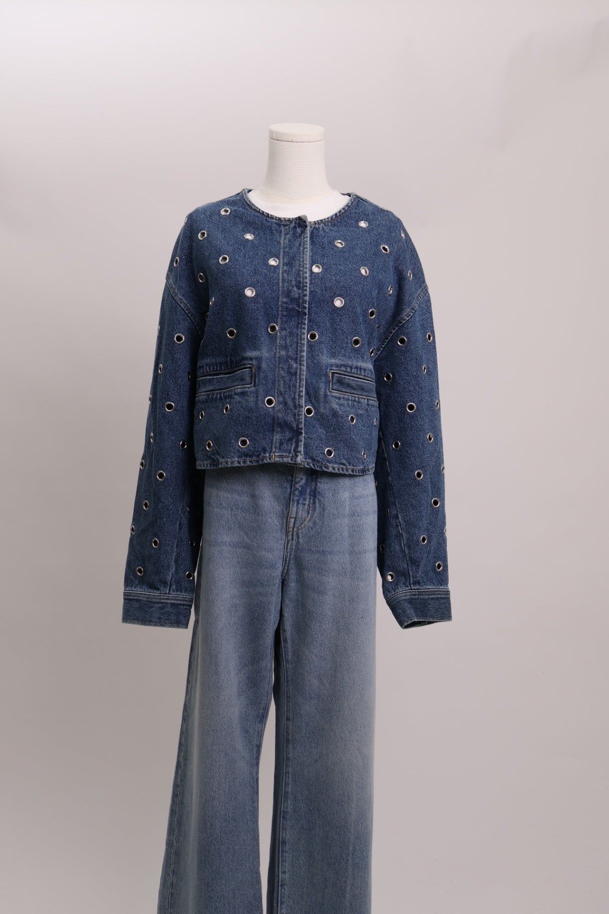 Veste en denim à oeillets métalliques