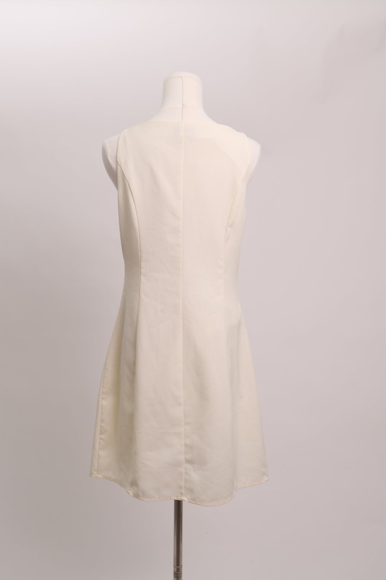 Robe débardeur à boutons décoratifs