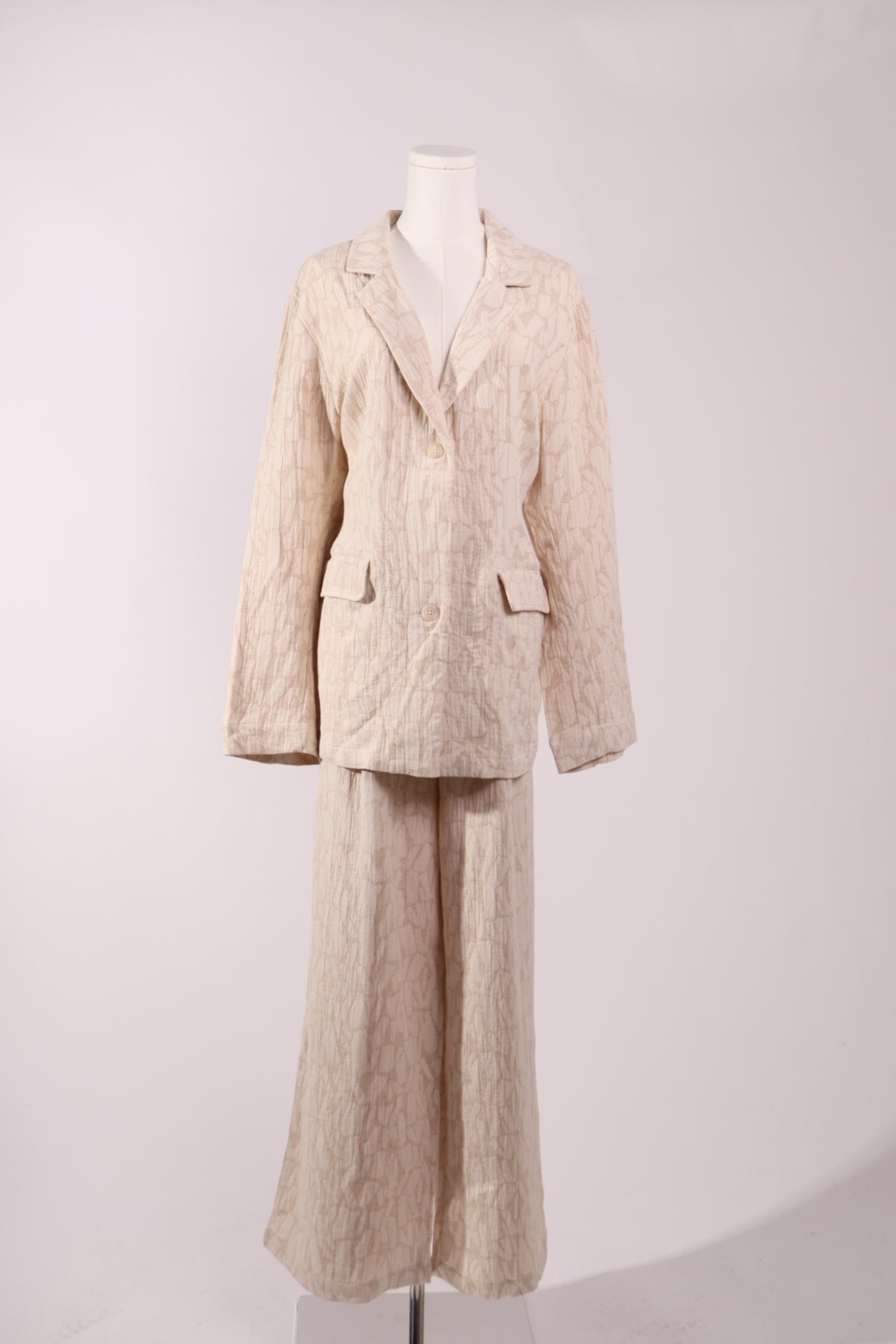 Ensemble veston et pantalon à motifs ton sur ton