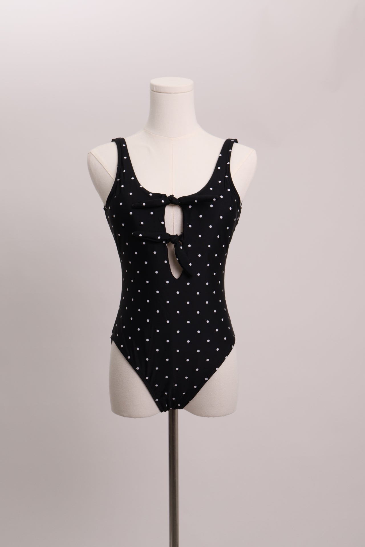Maillot une-pièce imprimé pois à noeud frontal