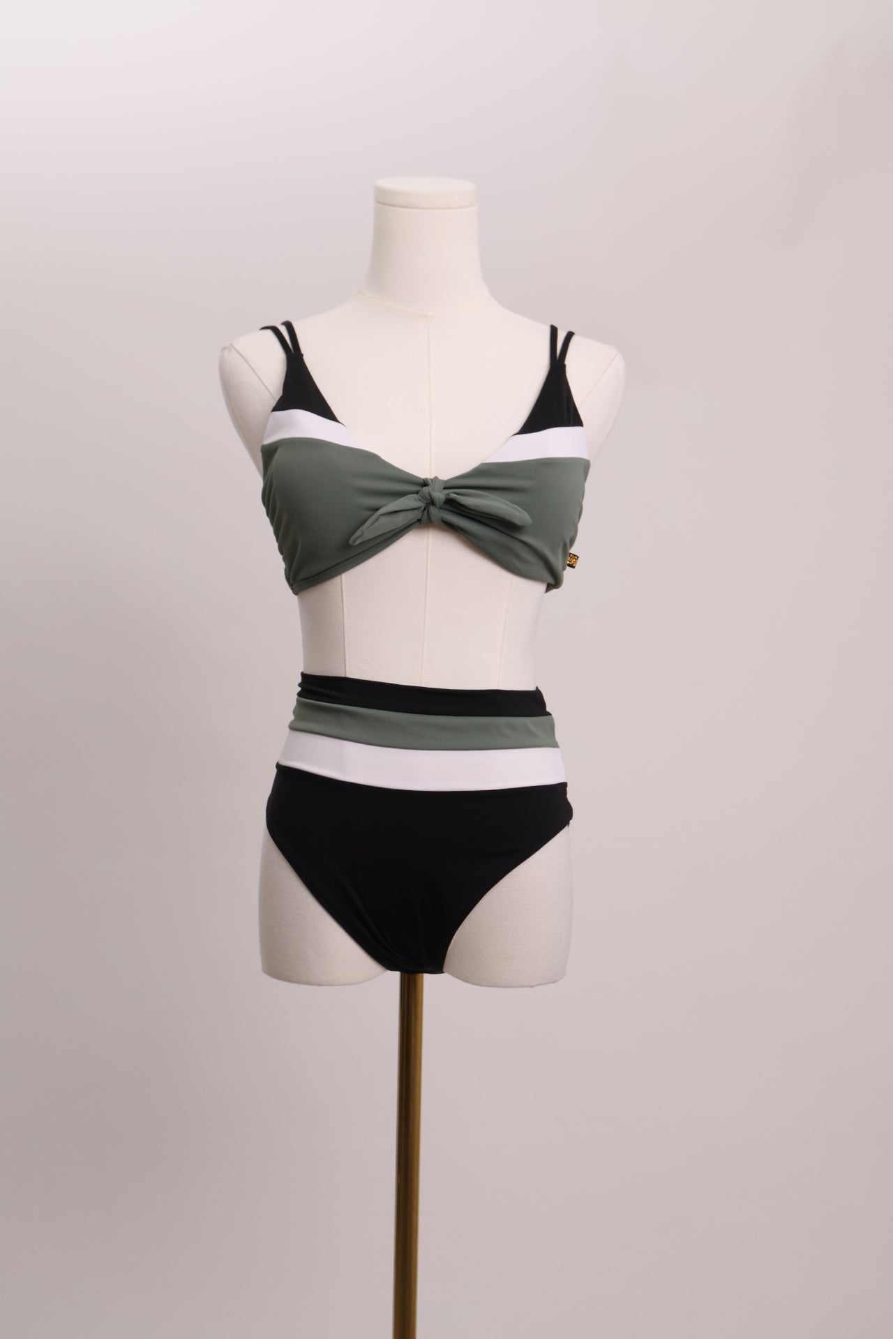 Bikini avec haut noué et bas taille haute