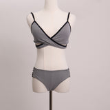 Bikini rayé avec haut croisé et bas à lacets latéraux